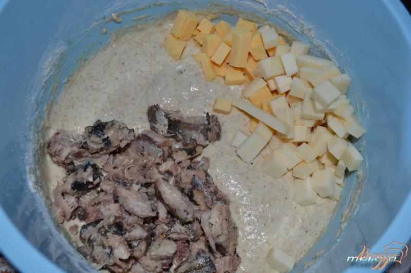 Фото приготовление рецепта: Пирог из цельнозерновой муки с рыбой и сыром шаг №3