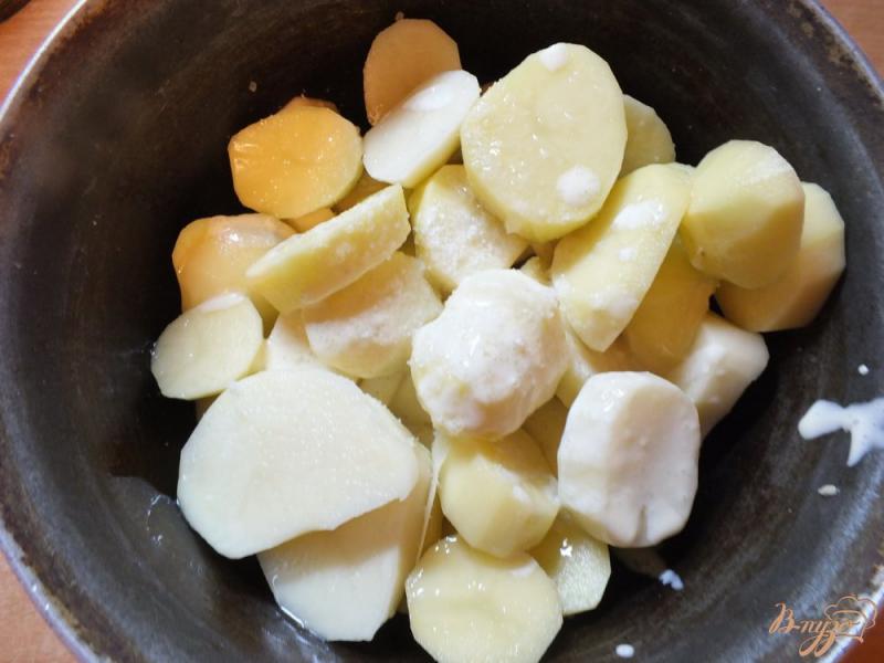 Фото приготовление рецепта: Острый картофель с тимьяном под сыром шаг №2