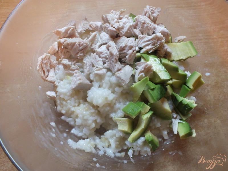 Фото приготовление рецепта: Рис с авокадо и отварной индейкой шаг №6