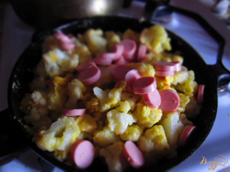 Фото приготовление рецепта: Цветная капуста с сосисками шаг №3