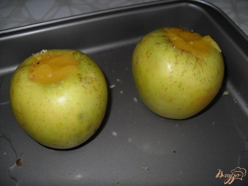 Фото приготовление рецепта: Яблоки, запеченные с медом и орехами шаг №3