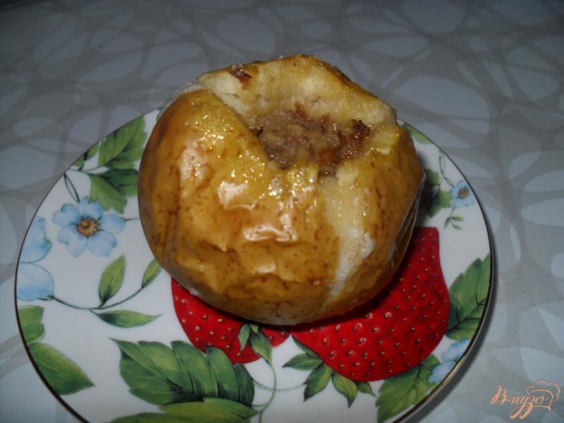 Фото приготовление рецепта: Яблоки, запеченные с медом и орехами шаг №5