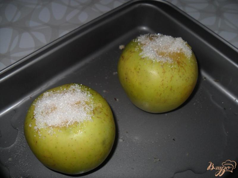 Фото приготовление рецепта: Яблоки, запеченные с медом и орехами шаг №4