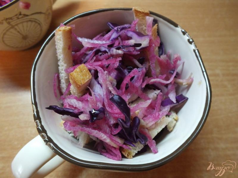 Фото приготовление рецепта: Салат из розового дайкона с гренками и лимонным соком шаг №6