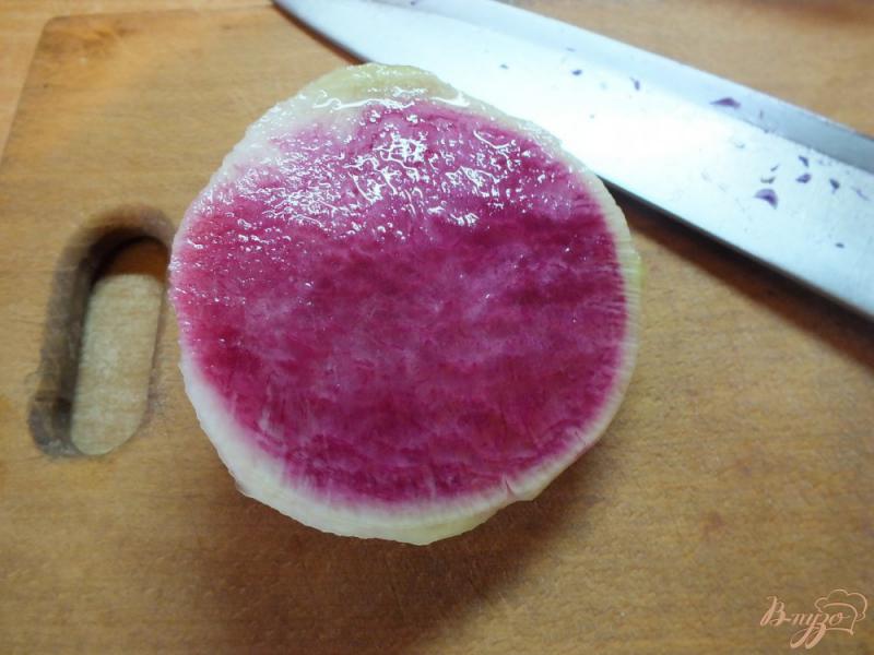 Фото приготовление рецепта: Салат из розового дайкона с гренками и лимонным соком шаг №1