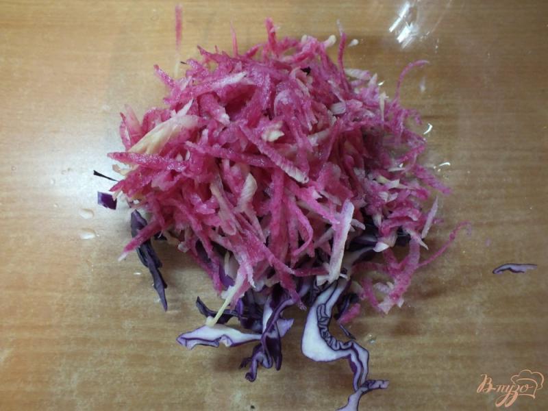 Фото приготовление рецепта: Салат из розового дайкона с гренками и лимонным соком шаг №2