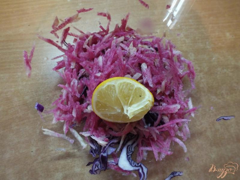 Фото приготовление рецепта: Салат из розового дайкона с гренками и лимонным соком шаг №4