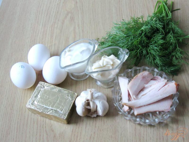 Фото приготовление рецепта: Рулет из омлета, копченой курицы и сыра шаг №1
