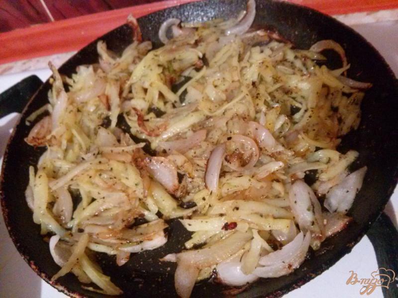 Фото приготовление рецепта: Камбала с ленивым картофелем шаг №4