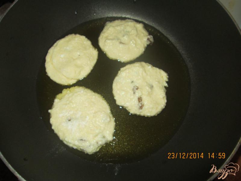 Фото приготовление рецепта: Сырники с изюмом шаг №5