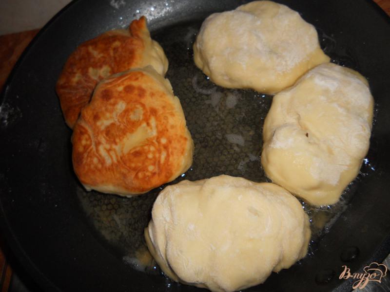 Фото приготовление рецепта: Пирожки с картофелем и чесноком шаг №3