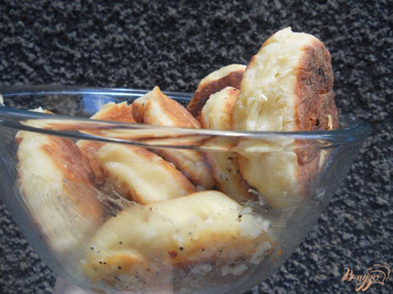 Фото приготовление рецепта: Пирожки с картофелем и чесноком шаг №5