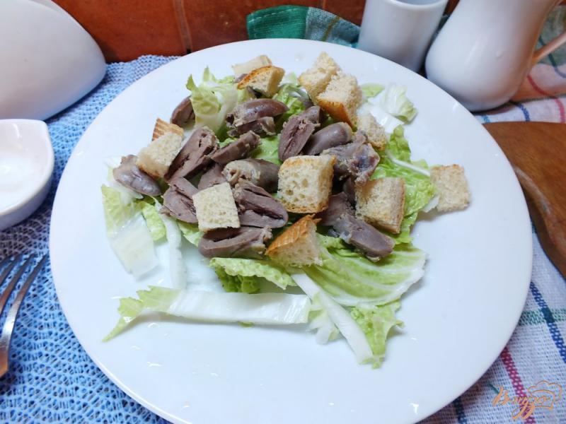 Фото приготовление рецепта: Салат из куриных сердечек с гренками шаг №5