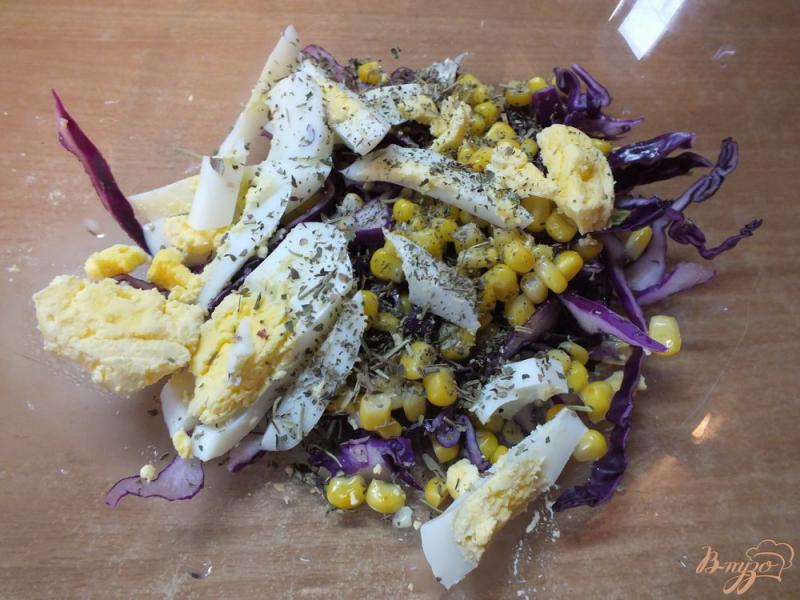 Фото приготовление рецепта: Салат из фиолетовой капусты с яйцом шаг №4