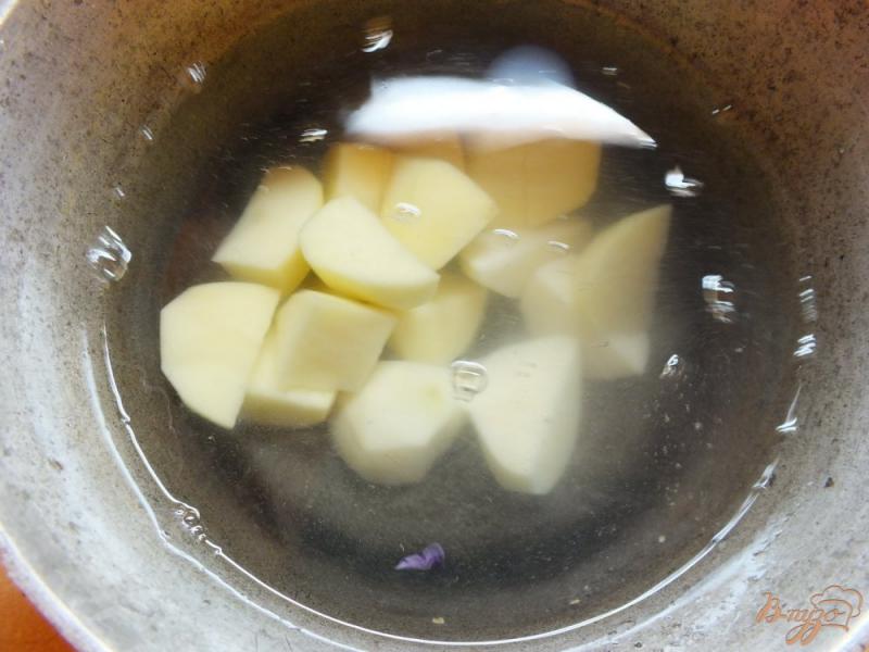 Фото приготовление рецепта: Картофель под печеночным соусом шаг №5