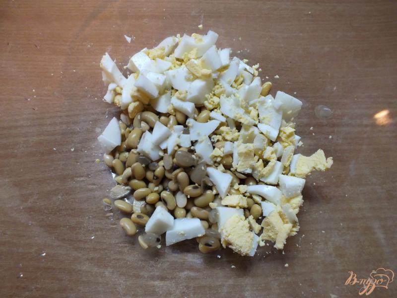 Фото приготовление рецепта: Салат с соевыми бобами шаг №4
