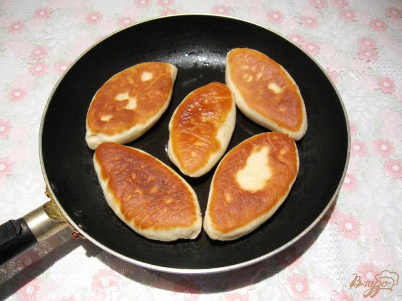 Фото приготовление рецепта: Жареные пирожки с картофелем и мясом шаг №8