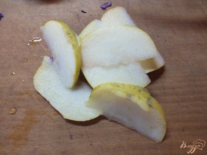 Фото приготовление рецепта: Салат из яблок с фиолетовой капустой шаг №2