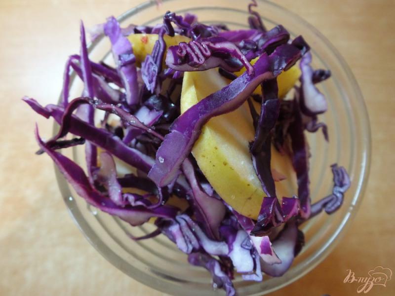 Фото приготовление рецепта: Салат из яблок с фиолетовой капустой шаг №4