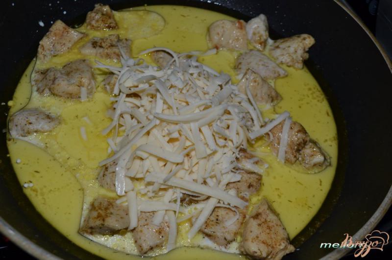 Фото приготовление рецепта: Куриное филе в сливочно-сырном соусе шаг №2