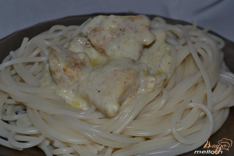 Фото приготовление рецепта: Куриное филе в сливочно-сырном соусе шаг №4