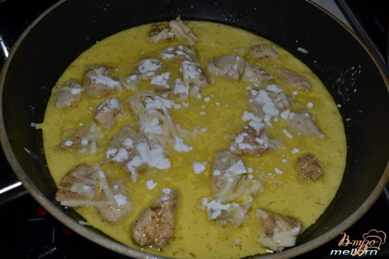 Фото приготовление рецепта: Куриное филе в сливочно-сырном соусе шаг №3