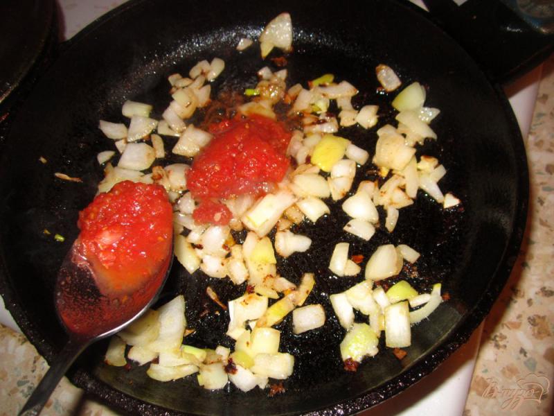 Фото приготовление рецепта: Свиные отбивные в томатном соусе шаг №4