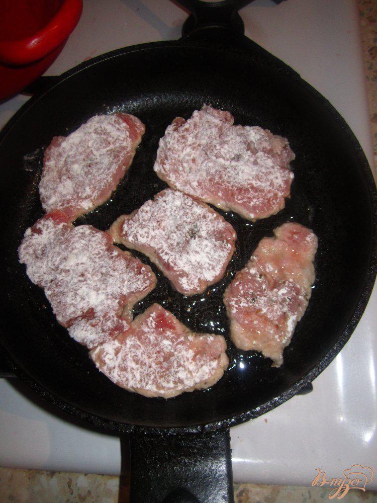 Фото приготовление рецепта: Свиные отбивные в томатном соусе шаг №2