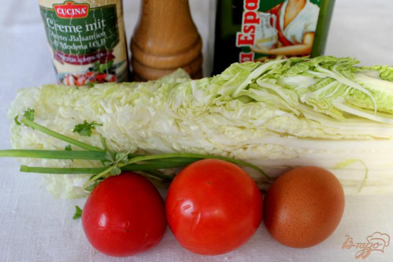 Фото приготовление рецепта: Салат из пекинской капусты и помидор шаг №1