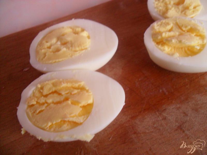 Фото приготовление рецепта: Яйца с майонезом шаг №2