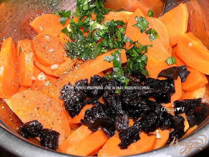 Фото приготовление рецепта: Теплый салат из моркови с черносливом шаг №3