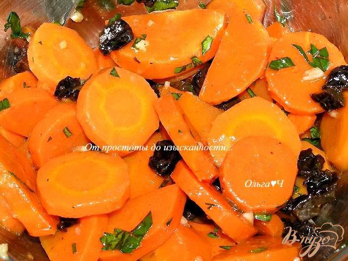 Фото приготовление рецепта: Теплый салат из моркови с черносливом шаг №4