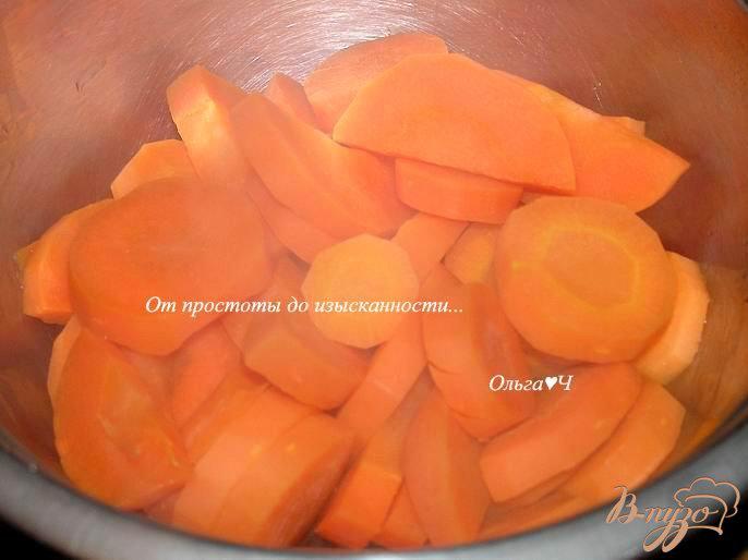 Фото приготовление рецепта: Теплый салат из моркови с черносливом шаг №1