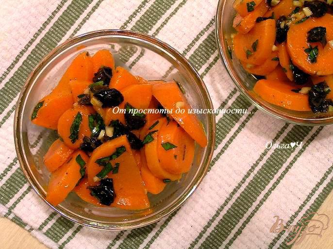 Фото приготовление рецепта: Теплый салат из моркови с черносливом шаг №5