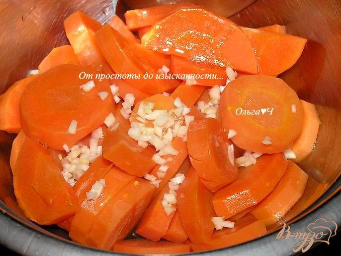 Фото приготовление рецепта: Теплый салат из моркови с черносливом шаг №2