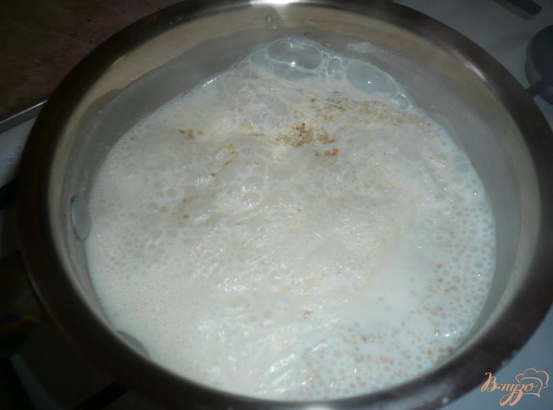 Фото приготовление рецепта: Ячневая каша на молоке шаг №4