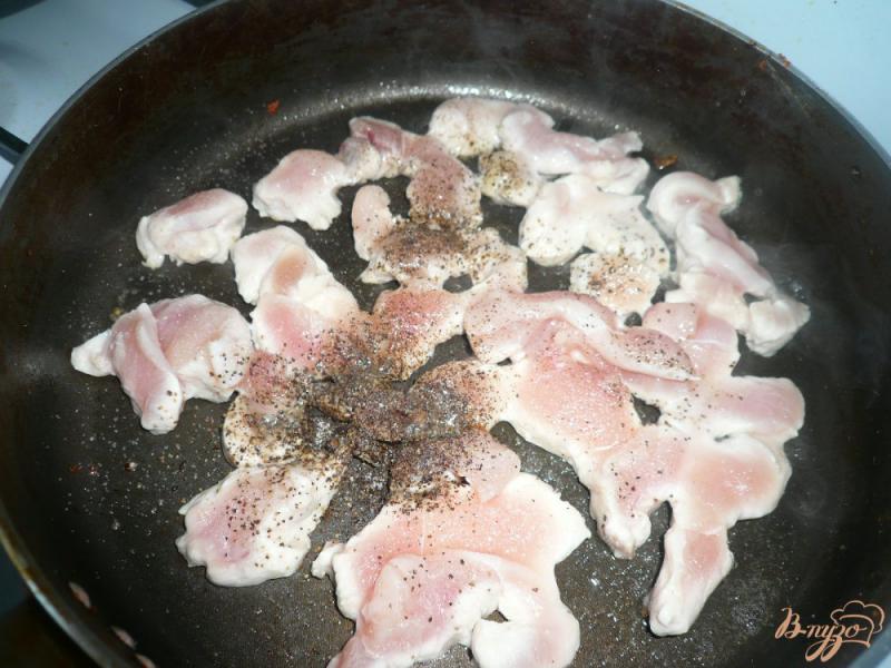 Фото приготовление рецепта: Куриная грудка тушеная с кабачком шаг №3