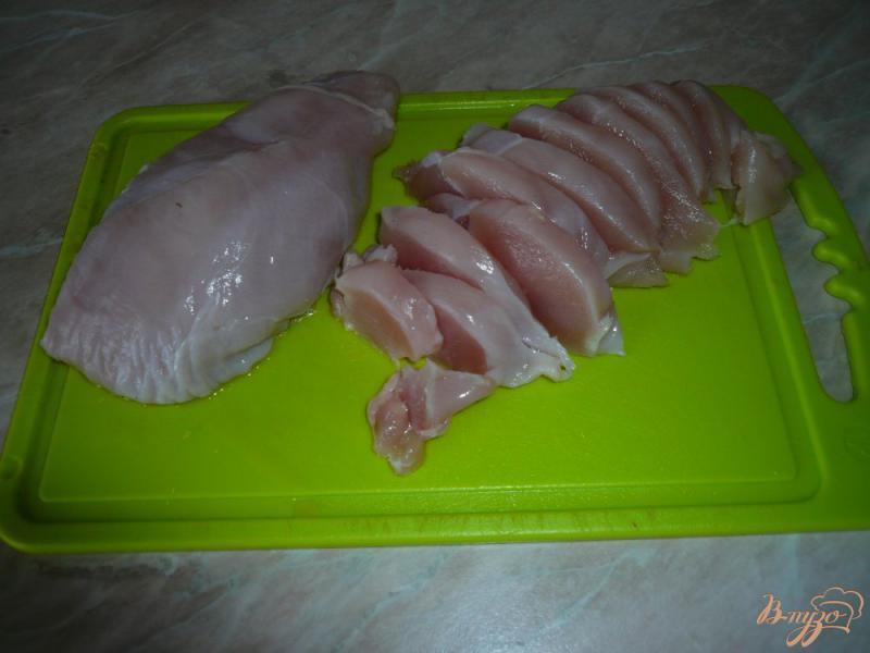 Фото приготовление рецепта: Куриная грудка тушеная с кабачком шаг №2