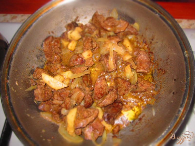 Фото приготовление рецепта: Теплый салат из куриной печени и яблок шаг №2
