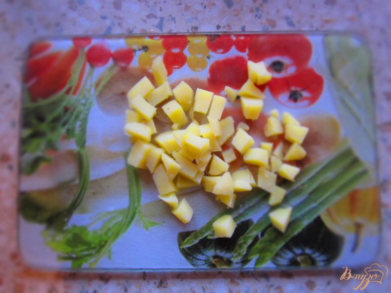 Фото приготовление рецепта: Теплый салат из куриной печени и яблок шаг №3