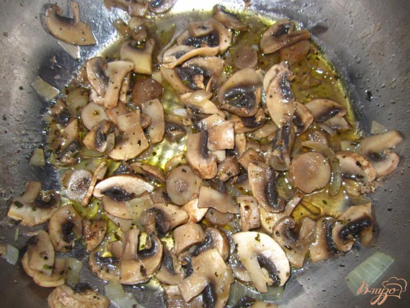 Фото приготовление рецепта: Пицца с грибами на слоеном тесте шаг №1