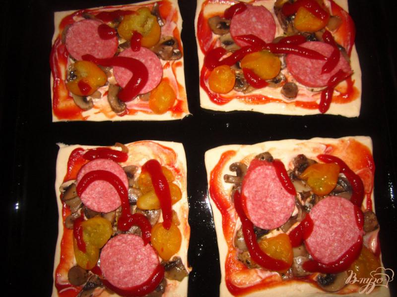 Фото приготовление рецепта: Пицца с грибами на слоеном тесте шаг №5