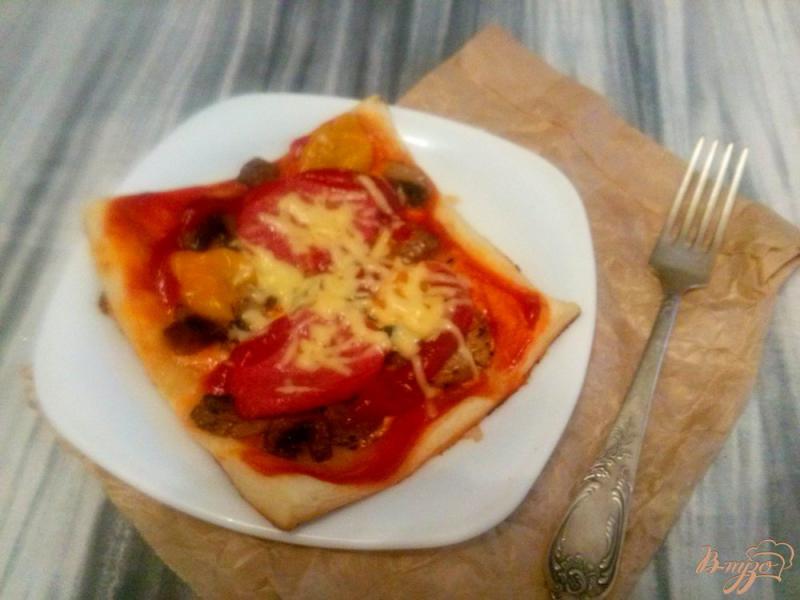 Фото приготовление рецепта: Пицца с грибами на слоеном тесте шаг №6