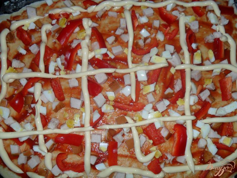 Фото приготовление рецепта: Пицца с очень тонким тестом шаг №8