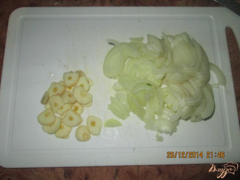 Фото приготовление рецепта: Жареная картошка с яйцом, луком и чесноком шаг №3
