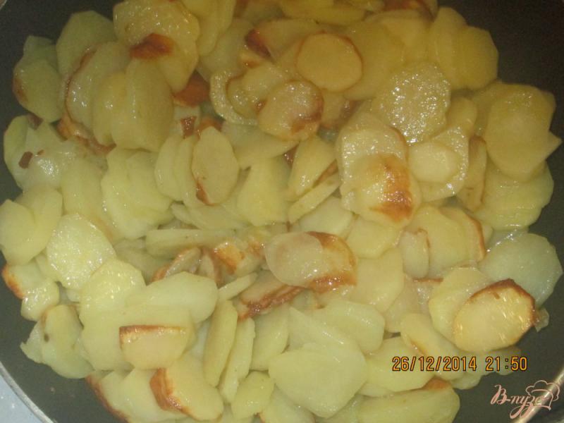 Фото приготовление рецепта: Жареная картошка с яйцом, луком и чесноком шаг №2