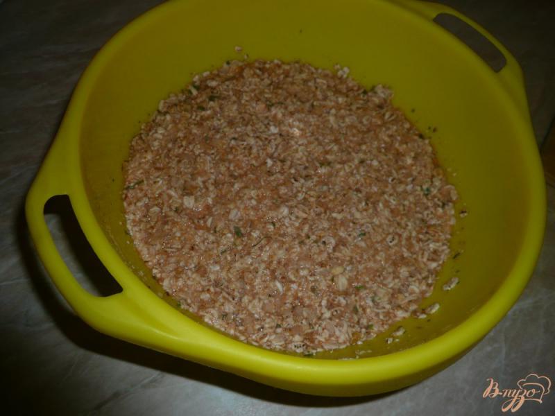 Фото приготовление рецепта: Томатный хлеб с овсяными хлопьями и маслинами шаг №8