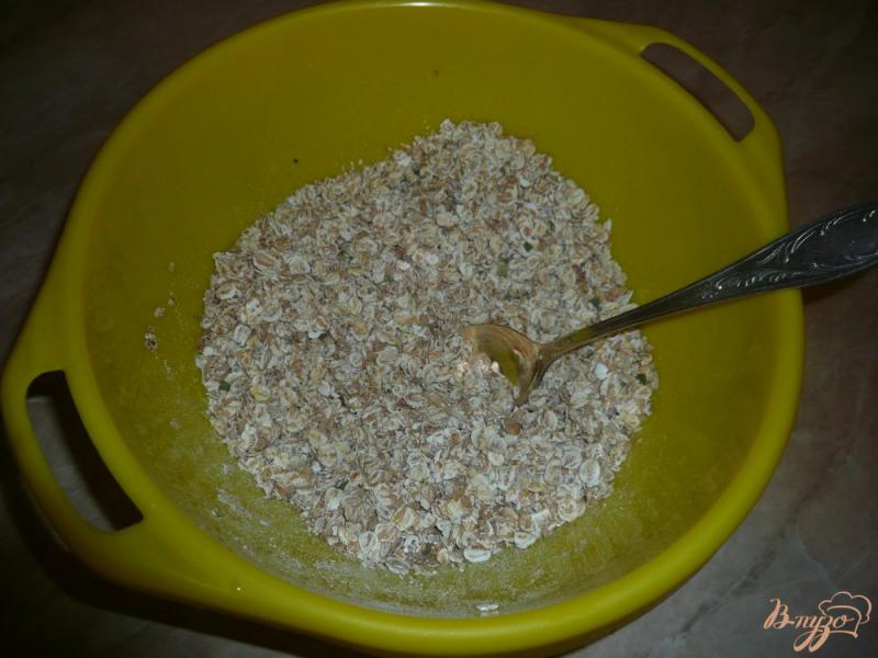 Фото приготовление рецепта: Томатный хлеб с овсяными хлопьями и маслинами шаг №3