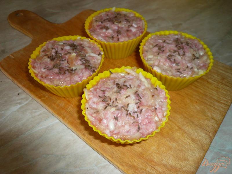 Фото приготовление рецепта: Мясные кексы с тмином шаг №5