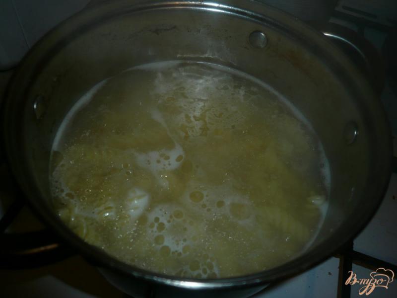 Фото приготовление рецепта: Макароны с отварной курицей шаг №2